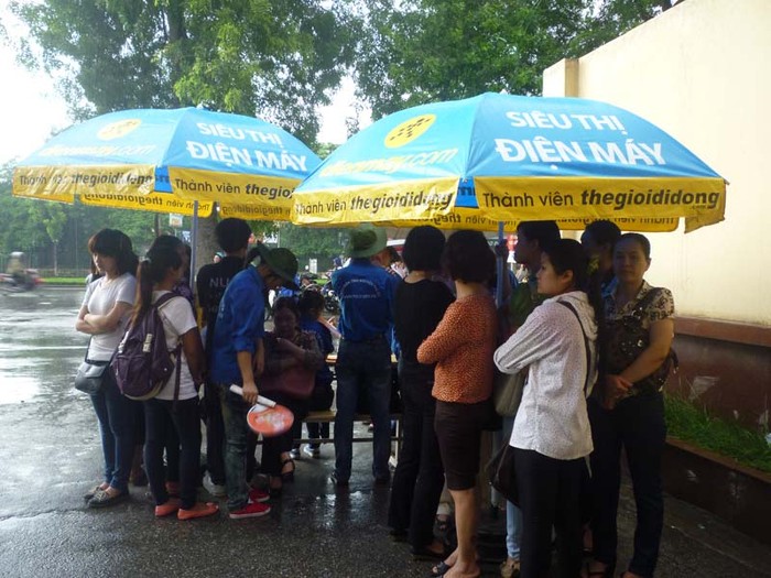 Cơn mưa lớn, bất ngờ khiến hàng trăm phụ huynh, sinh viên tình nguyện đang túc trực tại cổng Trường ĐH KHXH & NV nháo nhác. (Xem đáp án môn Vật lí - Xem đáp án môn Toán)